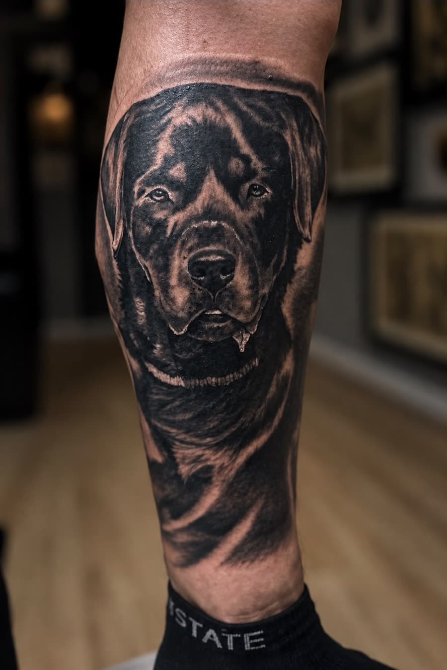 Realistisches Hundeporträt am Unterschenkel – Tattoo aus Bad Bramstedt