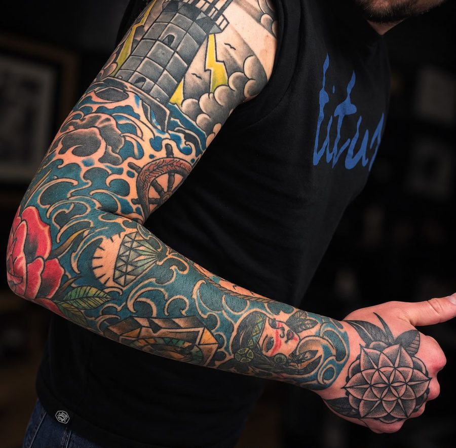 Sailor-Sleeve mit Leuchtturm, Wellen, Steuerrad und Rose – Tattoo aus Bad Bramstedt